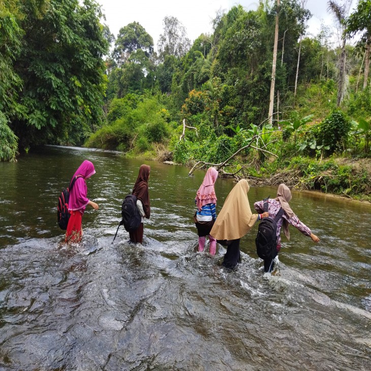 Patungan Bangun Jembatan Gantung Talang Mamak di Riau