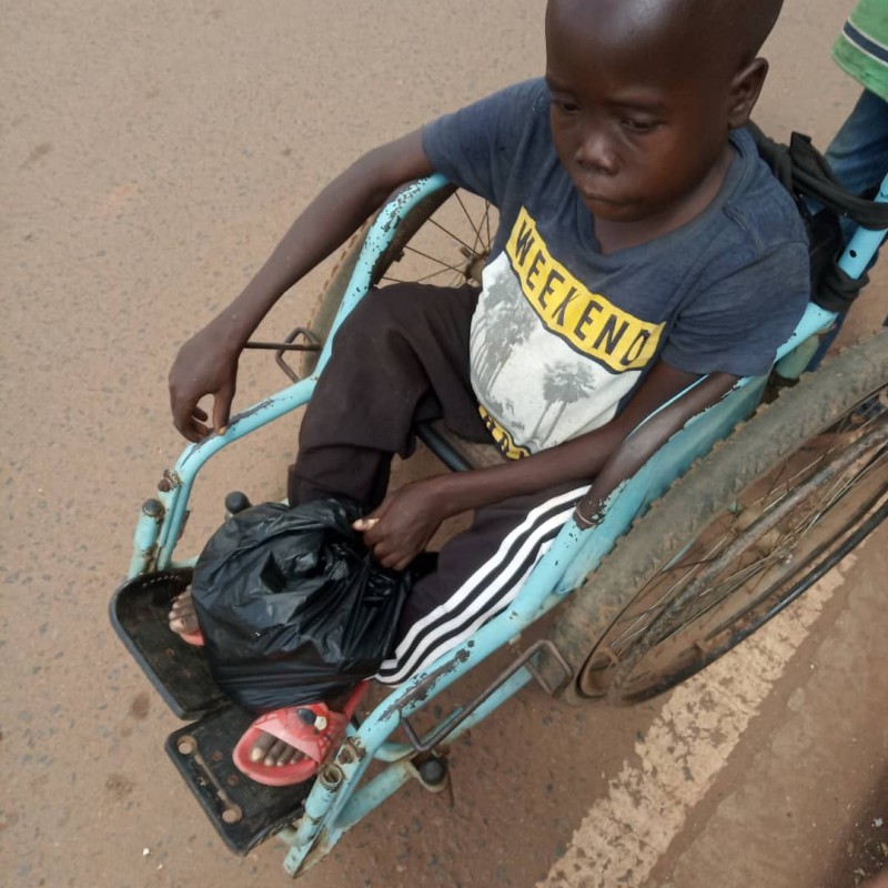 Bantu 100 Difabel Uganda punya Kursi Roda