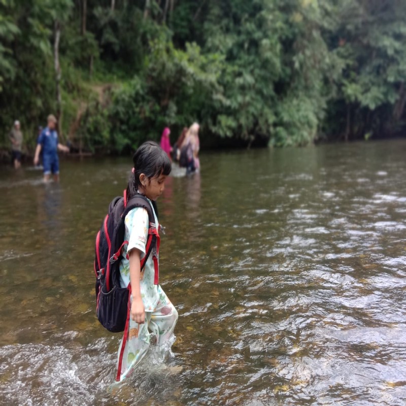 Bangun Jembatan Untuk Anak-Anak Sekolah Di Pelosok Riau
