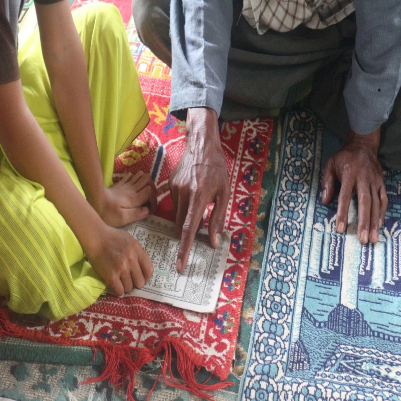 Hadiahkan Quran Wakaf untuk Santri di Pelosok Cianjur Selatan