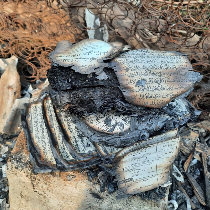 Ganti Al-Qur'an Yang Terbakar dan Rusak Dengan Yang Baru