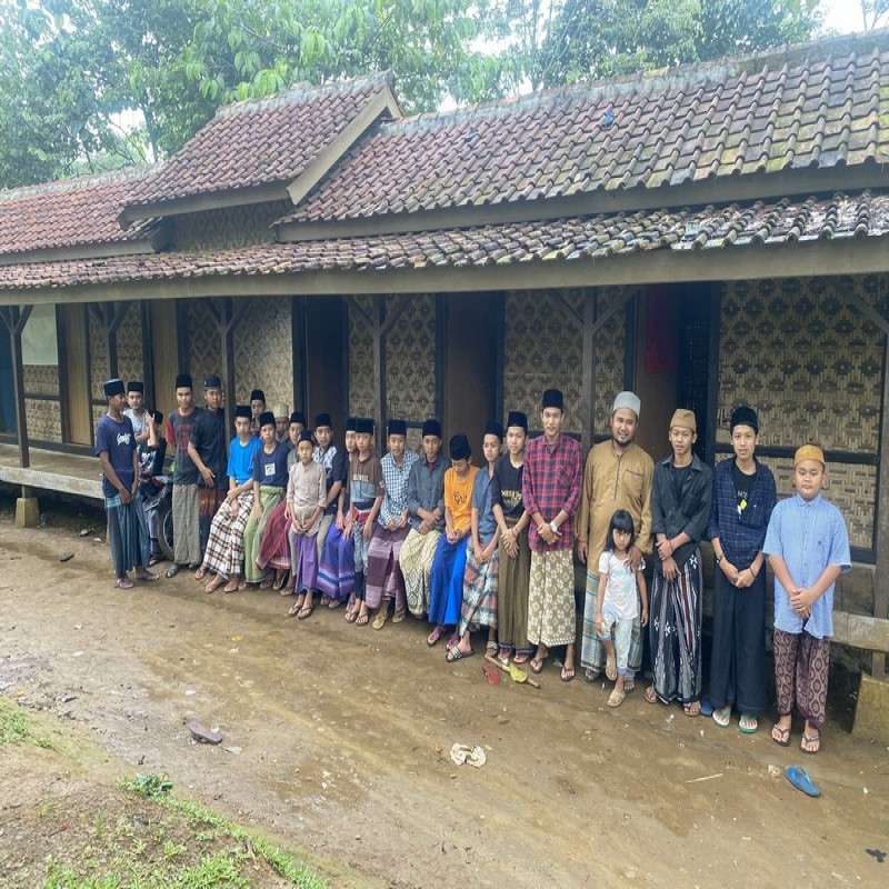 Bantu Pesantren At-Turisin di Pelosok Banten memiliki MCK yang layak untuk para santri