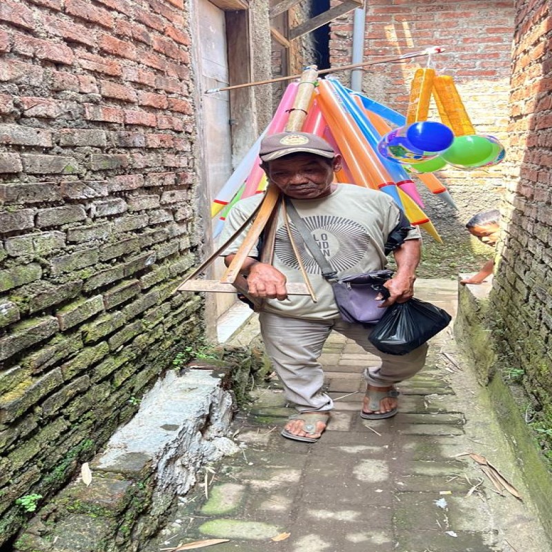 Bantu Wujudkan Mimpi Abah Arun Disabilitas Penjual Balon Memiliki Warung Kelontong