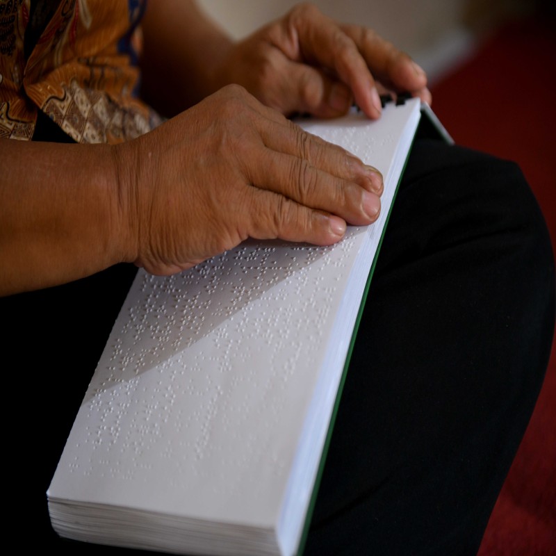 Sedekah Jariyah Qur'an Braille Santri Penghafal Qur'an