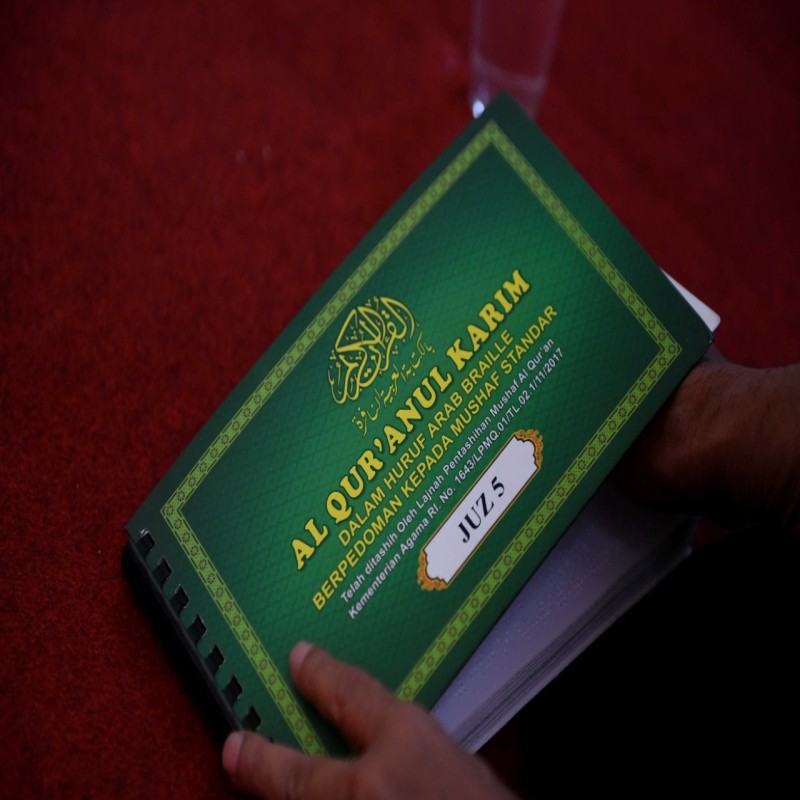 Sedekah Jariyah Qur'an Braille Santri Penghafal Qur'an